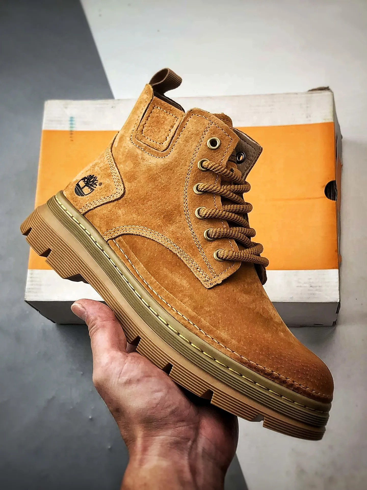 💰440 Timberland Timberland/Timberland 25 new autumn and winter new style classic outdoor casual rhubarb boots, Guangdong factory quality, original box and original packaging. The fabric is made of Italian 🇮🇹 top-grade frosted fine-grained cowhide with anti-odor and anti-corrosion genuine leather latex insoles to give you a perfect wearing experience. High-quality and durable, a must-have for sportsmen. Specially designed to treat those who are not handsome. High-quality and first-class foot feel. Item No.: TB99350 Size: 39 40 41 42 43 44 (standard code)